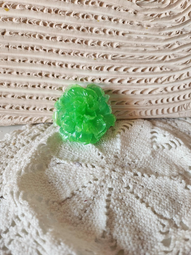 Broche pivoine résine  verte