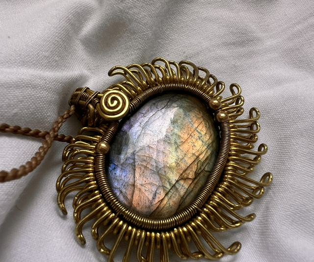 🌈 “Solar Vision” – Adjustable Sun Talisman with Labradorite