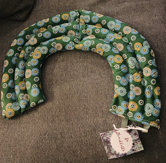 Bouillotte en graines de lin bio - cervicales en U - Tissu liberty bleu