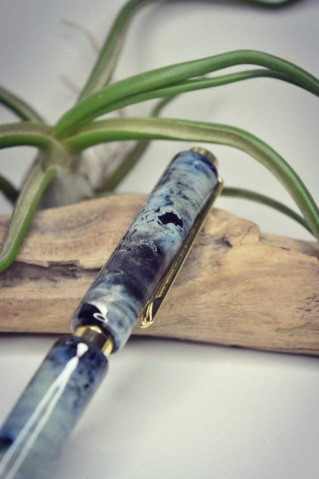 STYLO A BILLE FEUILLE D'ARGENT MONTURE OR 