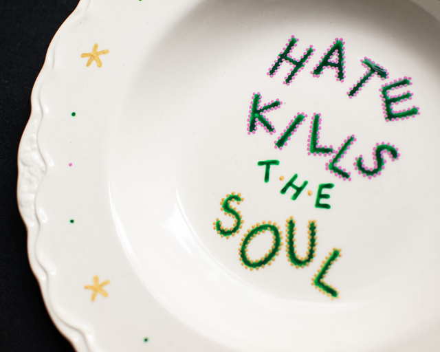 Buntowniczy talerz "Hate kills the soul"