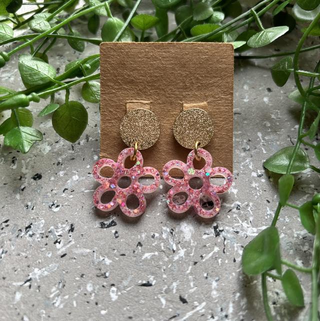 Boucles d’oreilles résine fleur rose dorées à paillettes 