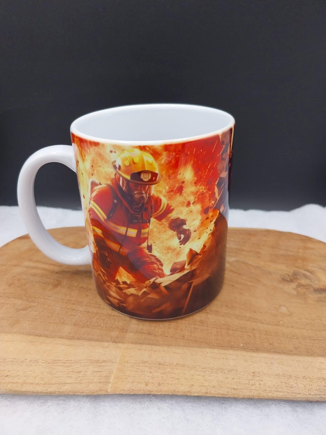 Mug pompier au cœur des flammes 