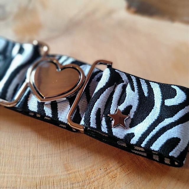 Ceinture noire zébrée blanc – Boucle cœur argentée