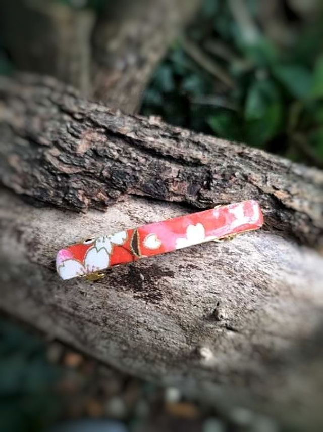 Petite Barrette en Papier Japonais – Élégance et Lumière