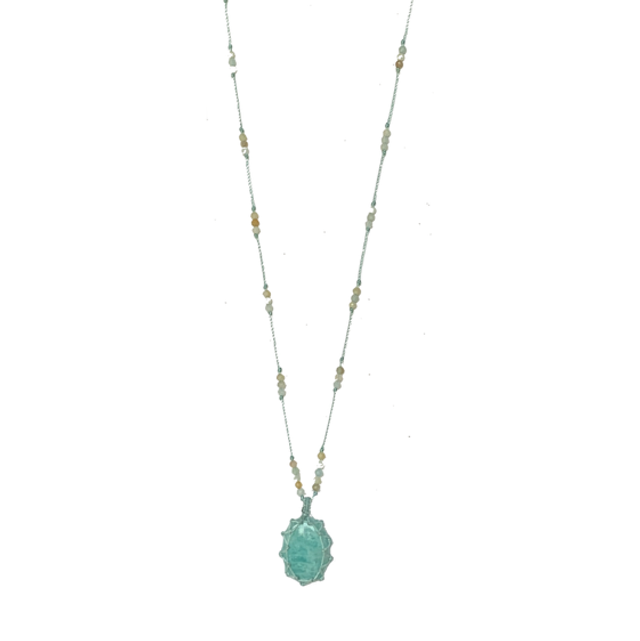 Collier macramé habillé d’Amazonites naturelles (longueur réglable à plat 25-57cm)