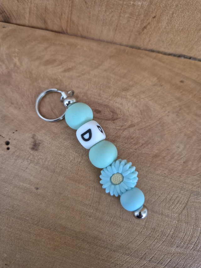 Porte clef lettre D et fleur bleu 