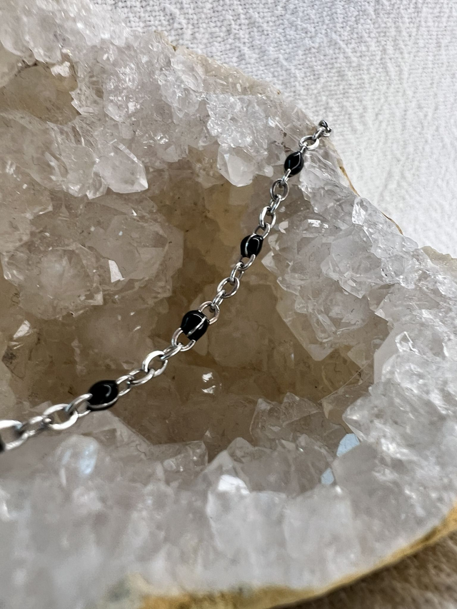 Bracelet argenté avec perle noir