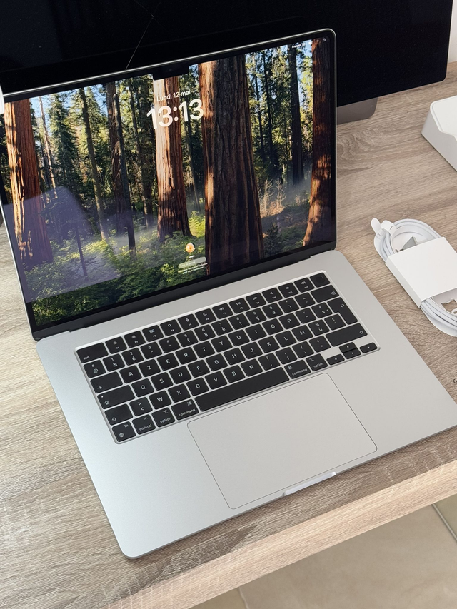 Macbook Air 15 + Logiciels M3 8G 256G 10 coeurs 2024