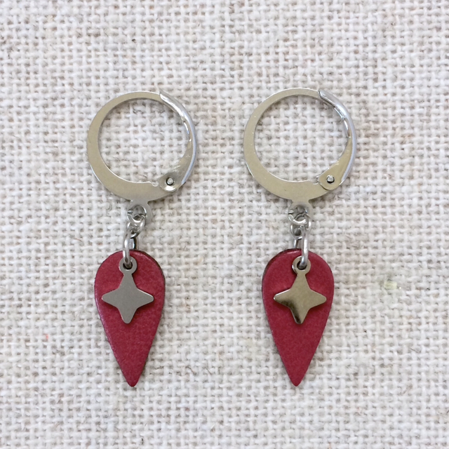 Boucles d’oreilles « Weich » argentées, cuir rouge sang