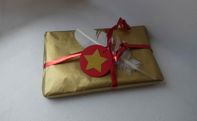 étiquettes cadeaux rondes argentées, rouges et dorées avec étoiles