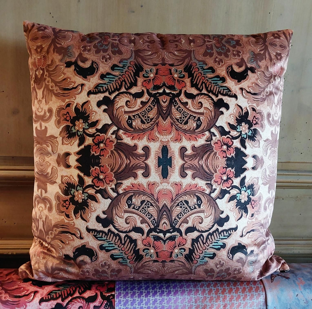 PARFUM brun. Coussin Acquarius 56cm