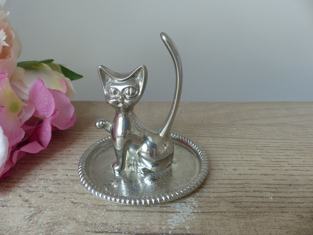 Porte-bagues vintage en métal argenté – chat assis avec queue pour bagues – plat gravé floral – décoration romantique pratique pour bijoux
