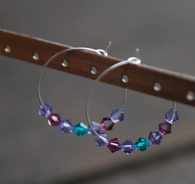 Boucles d'oreilles créoles en cristal mauve