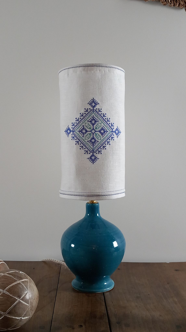 Lampe de table lin artisanale brodée d'un motif marocain - pied de lampe artisanal en céramique bleue Française