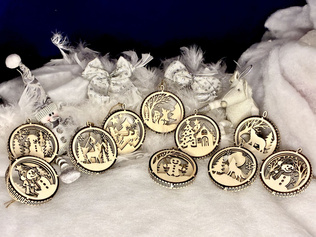 Boules de Noël en bois blanc multicouche – Scènes hivernales (10 modèles au choix)