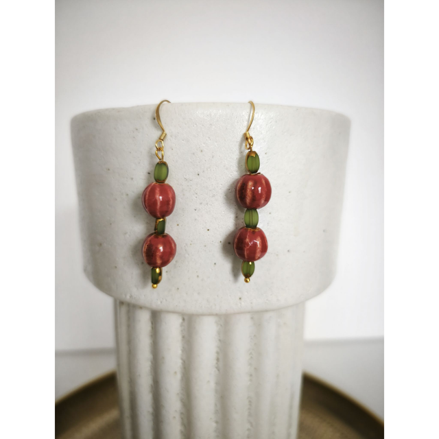 Boucles d’oreilles Cléa – Perles en céramique rouge, verre vert et touches dorées