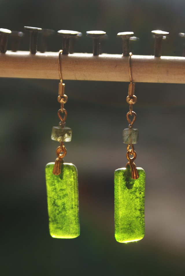 Boucles d&#039;oreilles en verre vert pomme transparent. 