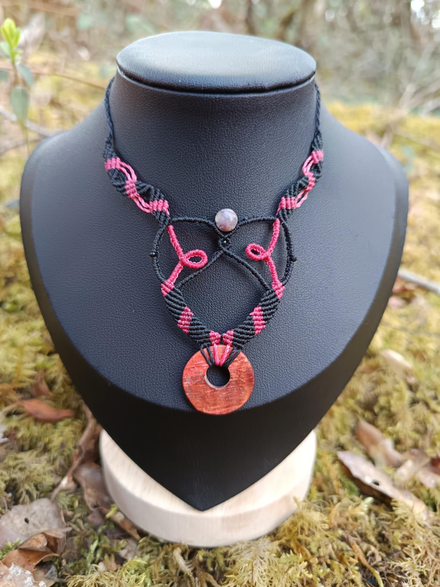 Collier avec bois manguier ondé échauffé stabilisé teinté et perle en tourmaline violette