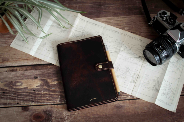 &quot;ORSO&quot; - Protège carnet en cuir tannage végétal - couleur ébène