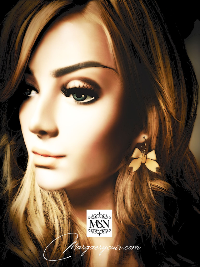 Boucle d&#039;oreilles chic, noeud de cuir