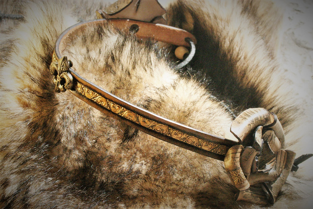 Tiare médiévale en cuir avec fleur de lys