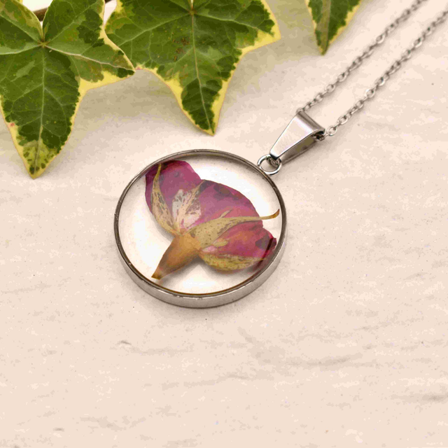 Red rose in round pendant