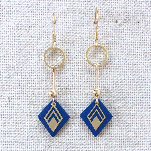 Boucles d’oreilles « Spiccato » dorées, cuir bleu outremer
