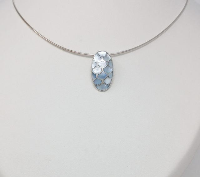 PENDENTIF OVALE ORNE D'ECAILLES DE NACRE BLEUE- ARGENT MASSIF - VENDU SANS CHAINE - 4464