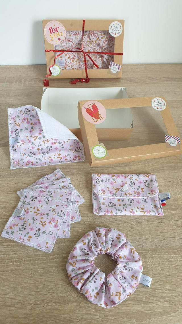 Coffret boîte rectangle 4 cotons + 1 serviette visage + 1 chouchou + 1 pochette imperméable mauve