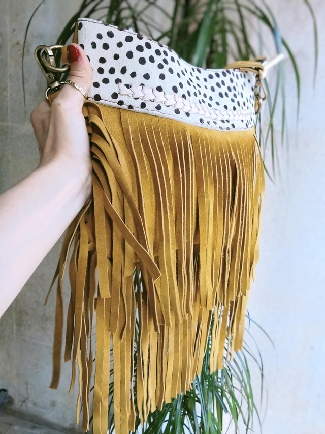 Mala amarela de franjas em pele 