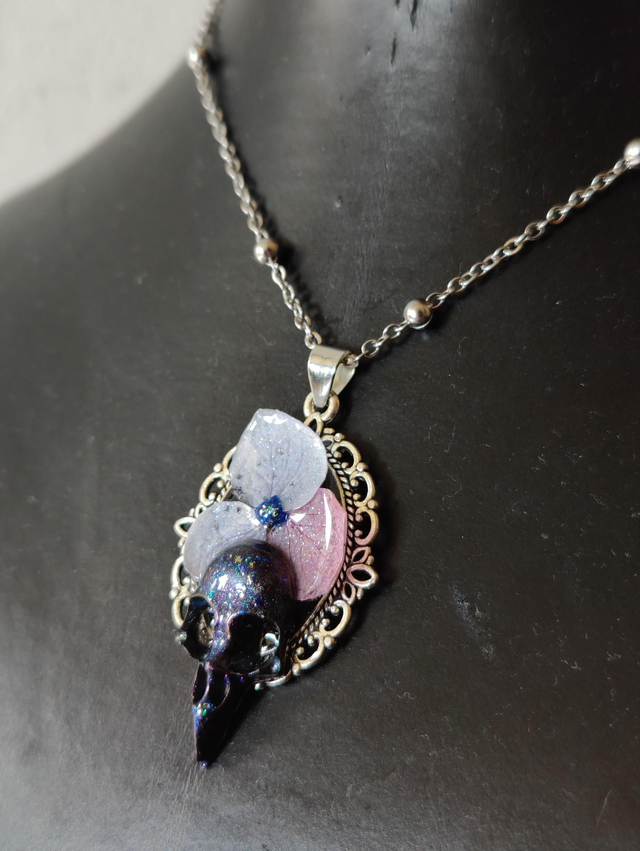 Collier hortensia naturelle et crâne de corbeau 