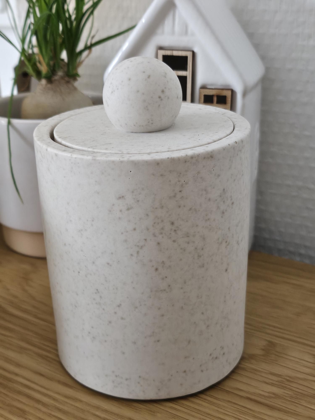 Pot minimaliste et couvercle