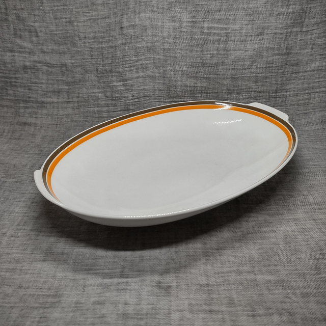 Thomas | Serveerschaal Diepe schaal met grepen (lengte 31,5 | breedte 21 | hoogte 5,5 cm) Wit met een smalle bruine en oranje bies | Vintage