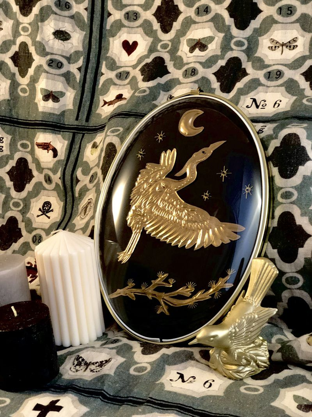 Grand héron de métal doré, broderie, perles, lune.