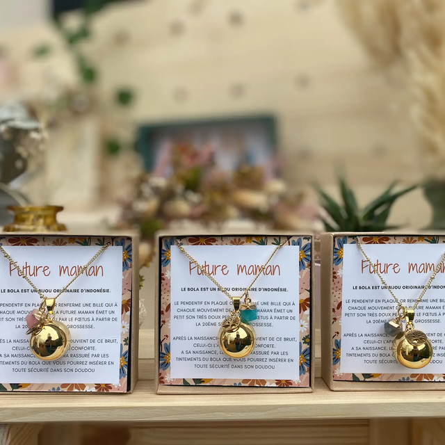 Bola de grossesse en plaqué or avec arbre de vie et pierres