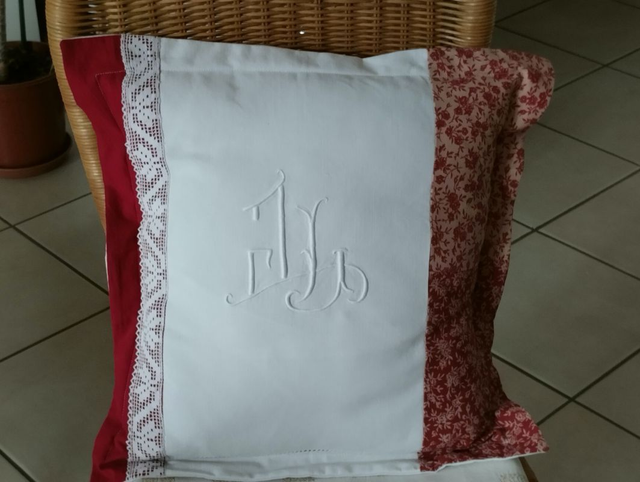 Housse de coussin monogramme JL dentelle linge ancien