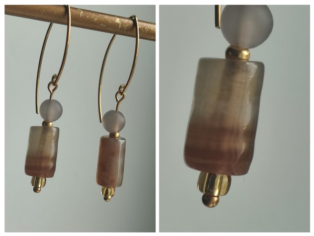 Agate aux jolis reflets de brun ( pierres naturelles)et verre gris mat, acier inoxydable doré -sans nickel, pièce unique 