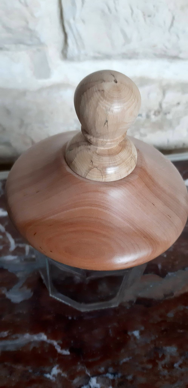 Pot et son couvercle en bois