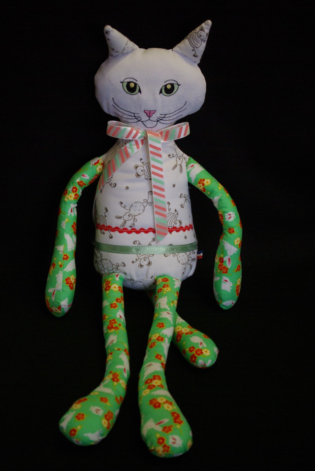612-Doudou chat coloris blanc et vert Htr 62 cm