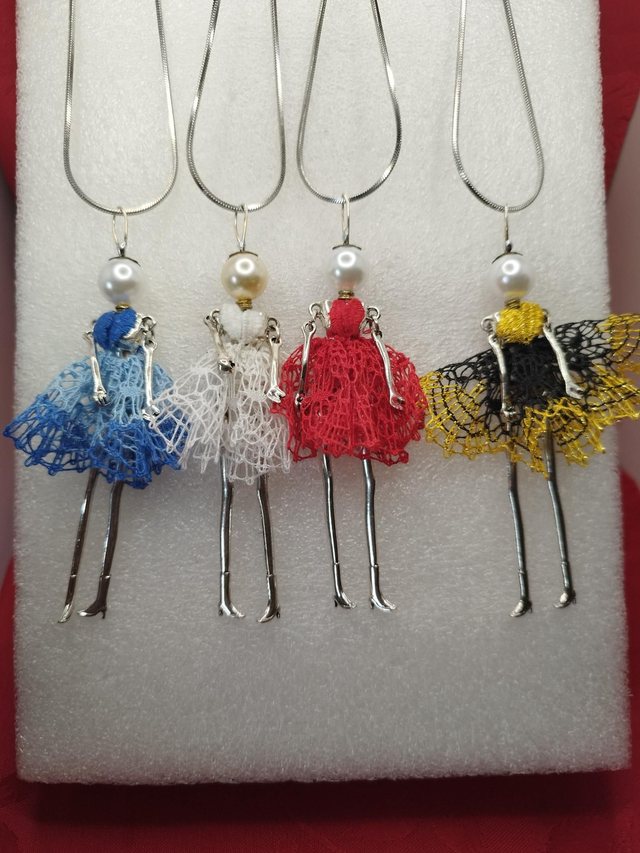 Pendentif poupée  blanche 
