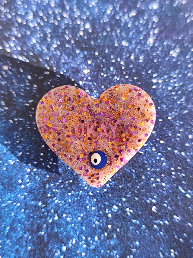 Broche cœur à paillettes - message : OKAY