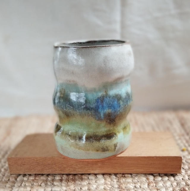 Grand vase ondulé, argile rouge, émail blanc, turquoise et vert