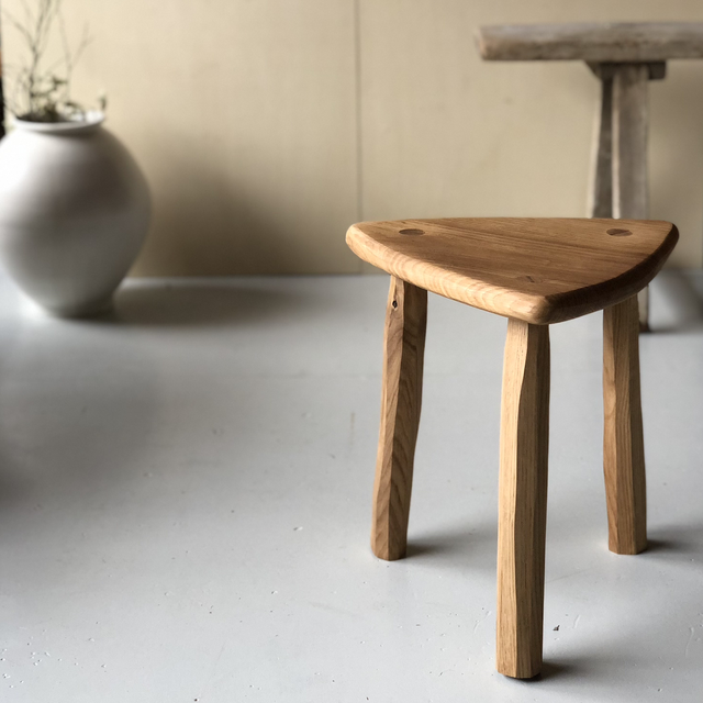 Petit tabouret triangle 