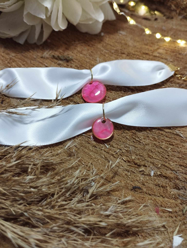 Collection LOVE - Bracelet en satin blanc avec médaille artisanale