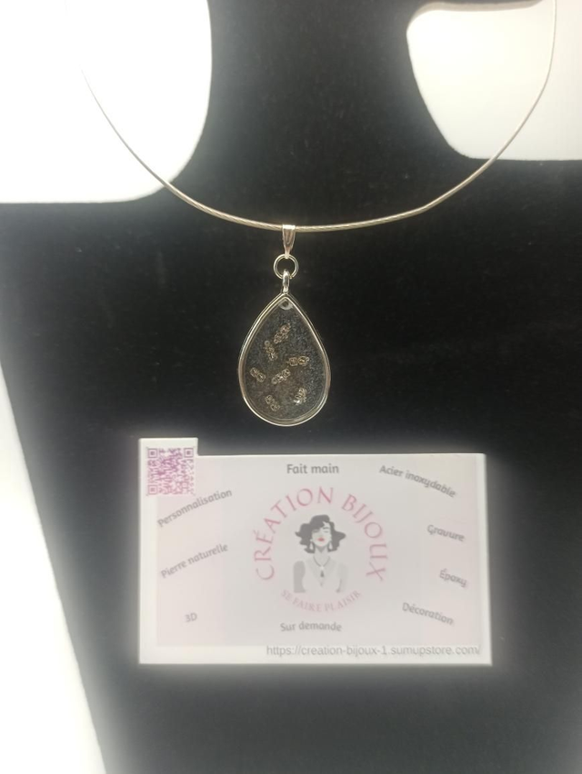 Collier en époxy et strass 