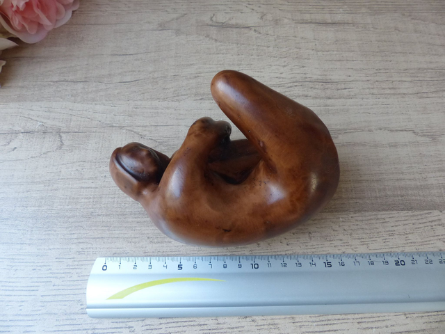 Sculpture Vintage Femme Nue en Résine Marron – Figurine Stylisée Assise – Objet d’Art Déco ou Presse-Papier – Cadeau Élégant