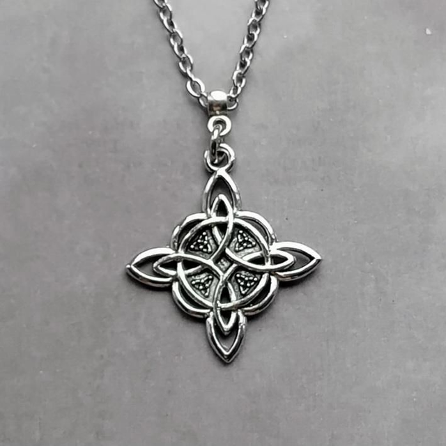 Patterned Witch's Knot Necklace