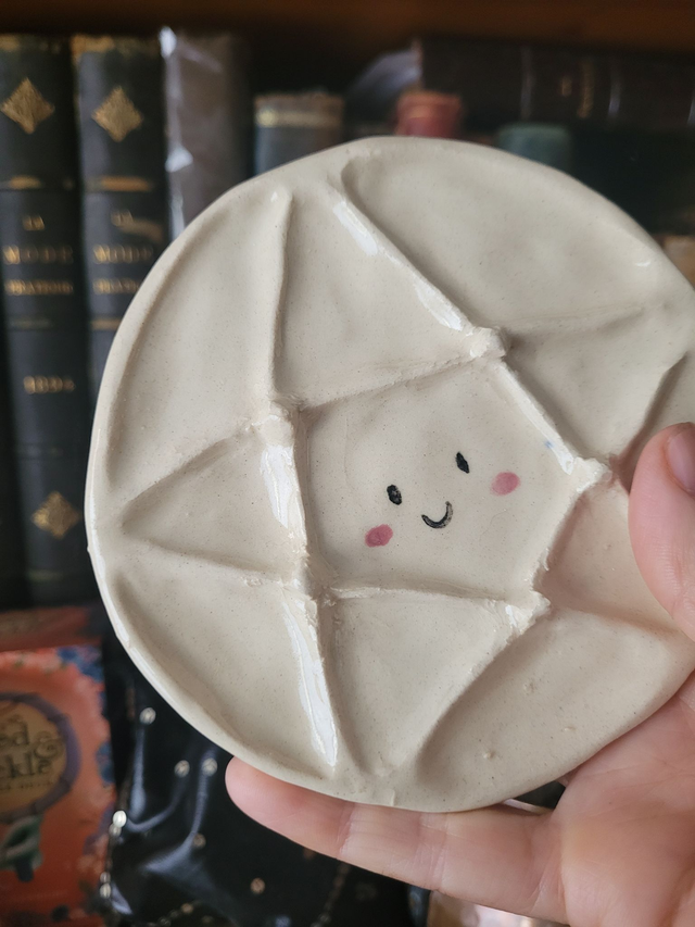Palette en céramique, petit pentacle souriant