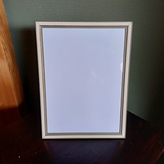 Made in Holland | Fotolijst Zilverkleurig Bewerkt metaal Inleg wit Skai Ophangoog Standaard (breedte 18 | hoogte 24 | diepte 1 cm) | Vintage